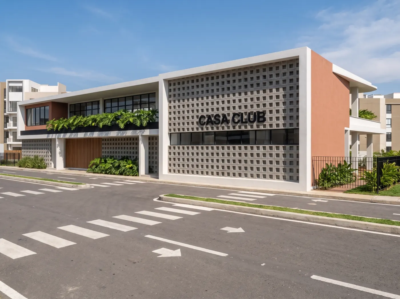 Fachada de la casa club de Brisas de las Colinas 8