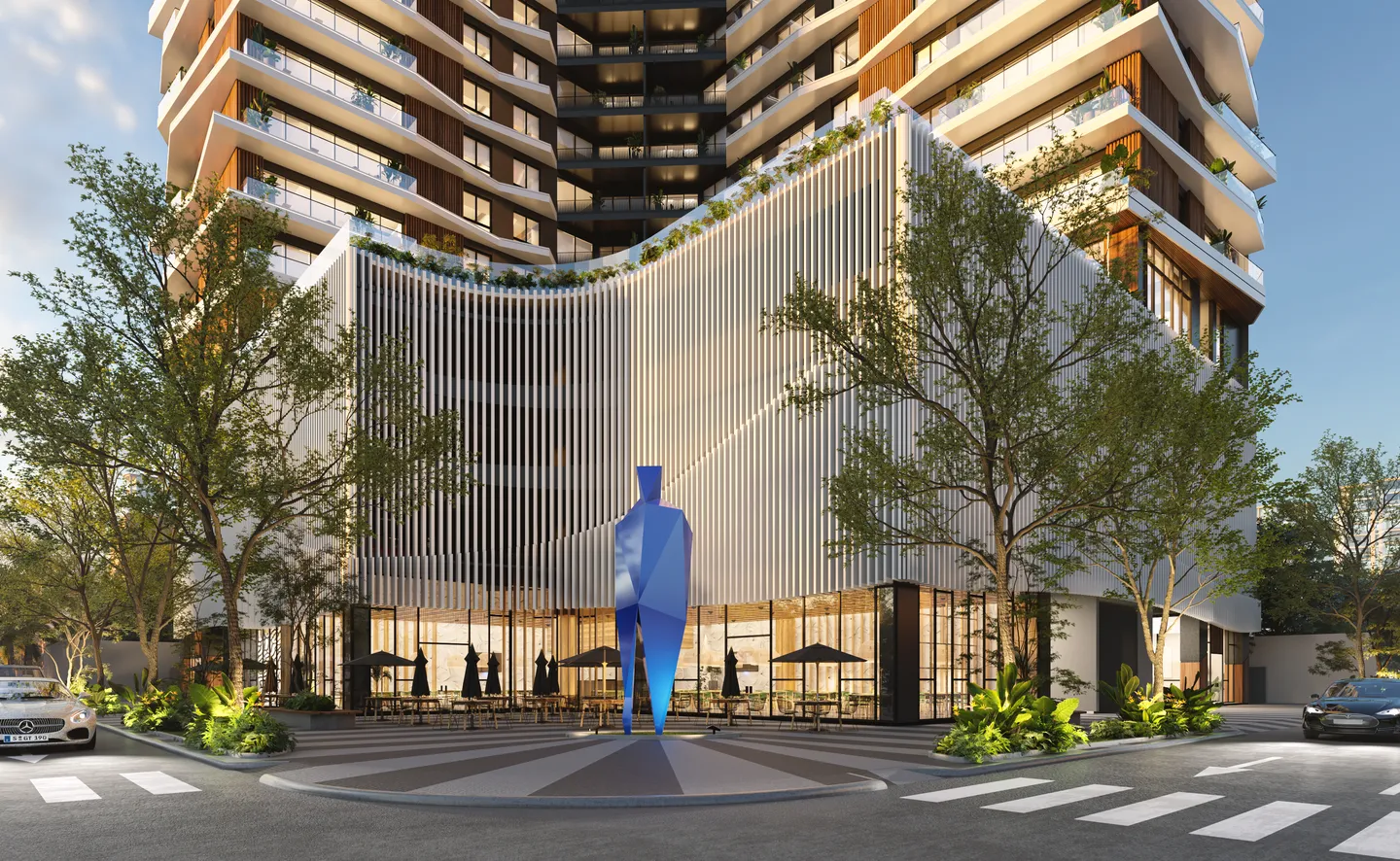 Plaza de Torre Parkside con la escultura azul del maestro Fernando Varela frente al podio de lamas blancas